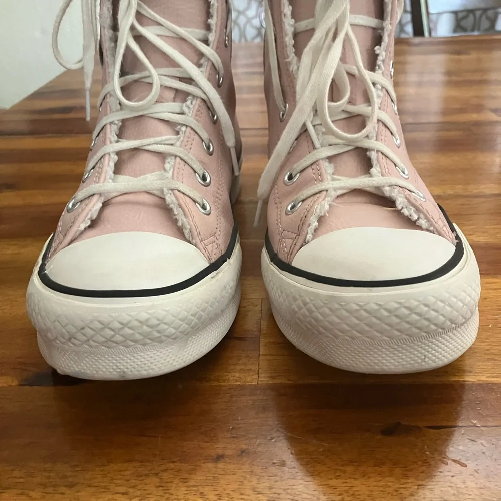 Kids Size 5 Converse Leather High Tops EUC
